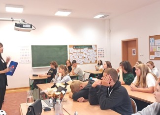 Spotkanie klas ósmych z przedstawicielem Urzędu Gminy Ustronie Morskie